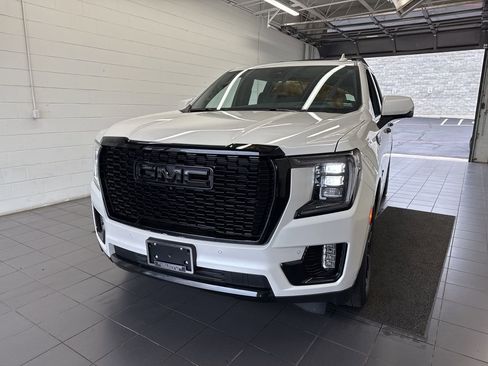 Used 2024 GMC Yukon XL Denali w/ Advanced Technology Package image 3