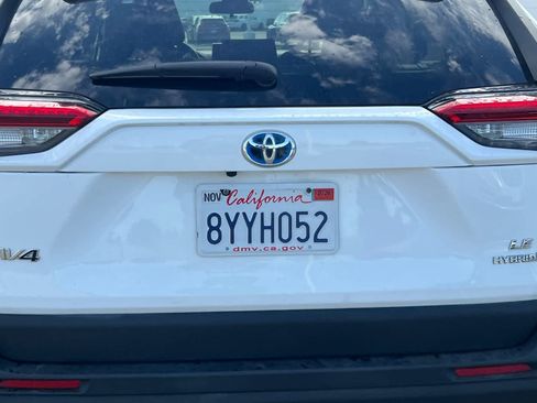 Used 2021 Toyota RAV4 LE AWD/4WD image 19