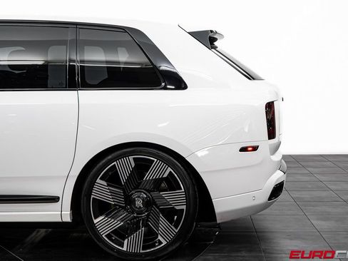 Used 2020 Rolls-Royce Cullinan Black Badge image 15