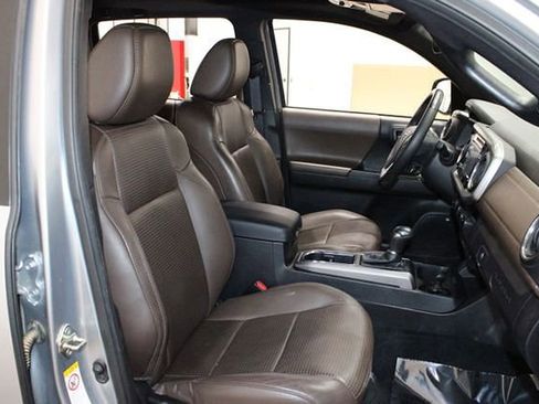 Used 2018 Toyota Tacoma Limited image 15