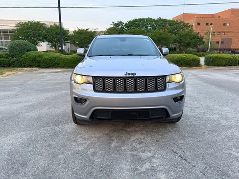 Used 2020 Jeep Grand Cherokee Altitude image 2
