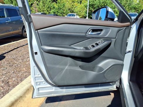 Used 2023 Nissan Rogue SV w/ SV Premium Package image 8