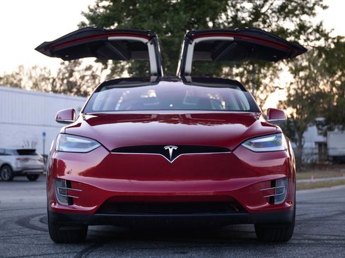 Used 2017 Tesla Model X 75D image 10
