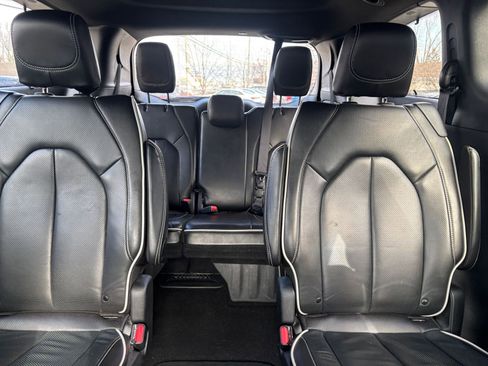 Used 2025 Chrysler Pacifica Limited image 40