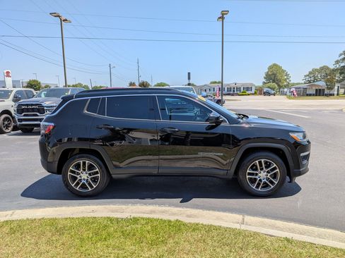 Used 2019 Jeep Compass Latitude w/ Popular Equipment Group FWD image 4