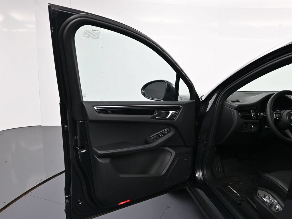 Certified 2026 Porsche Macan AWD/4WD image 16