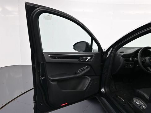 Certified 2026 Porsche Macan AWD/4WD image 16