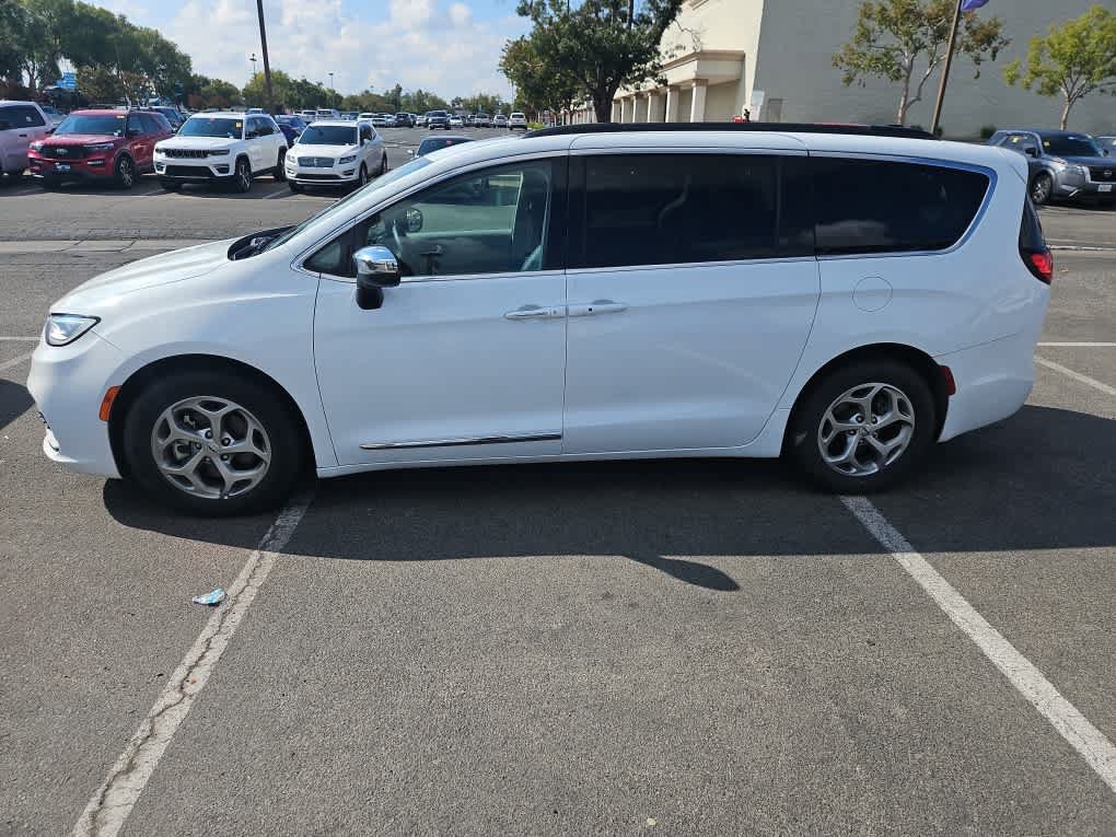 Used 2023 Chrysler Pacifica Limited FWD image 4