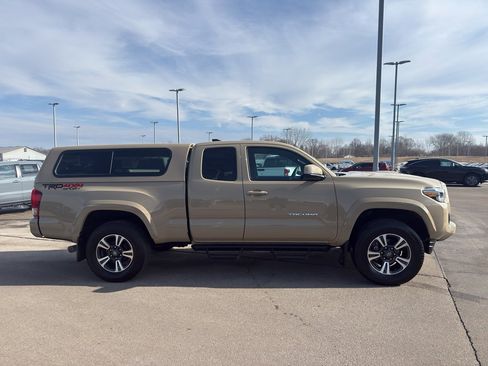 Used 2016 Toyota Tacoma TRD Sport image 4