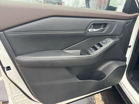 Used 2023 Nissan Rogue SV w/ SV Premium B Package image 12