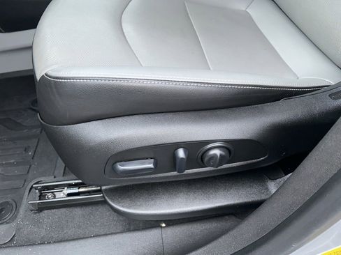 Used 2022 GMC Terrain SLT w/ Infotainment Package II image 18