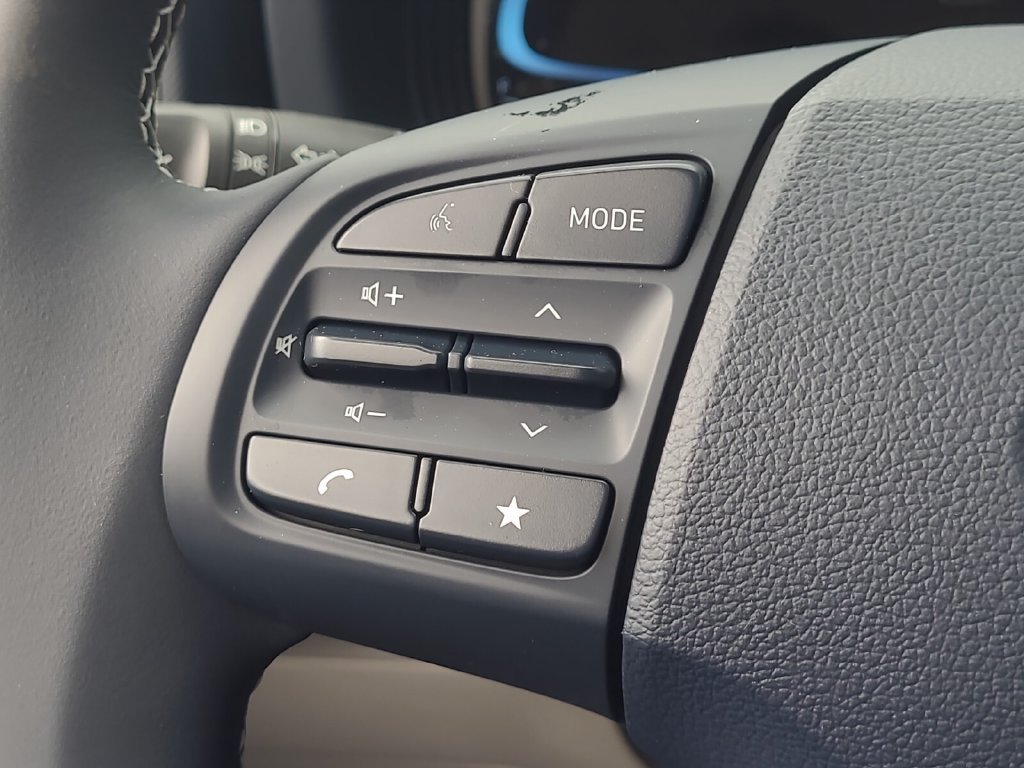 Used 2025 Hyundai Venue Limited FWD image 12