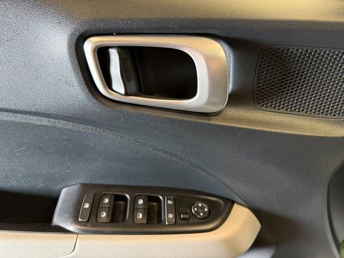 Used 2023 Hyundai Venue SEL image 19