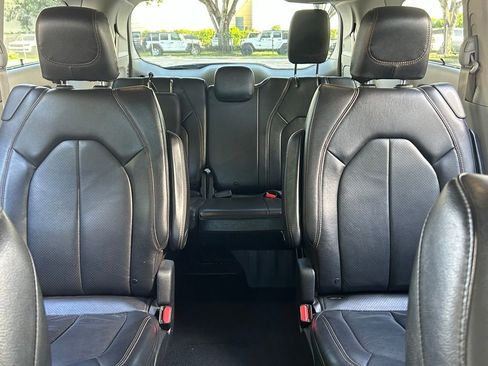 Certified 2020 Chrysler Pacifica Touring-L image 14