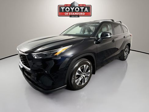 Used 2023 Toyota Highlander XLE AWD/4WD image 3