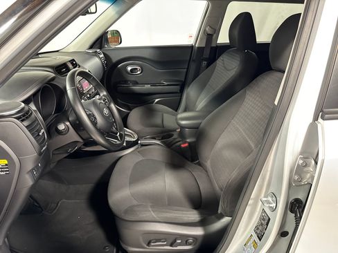 Used 2014 Kia Soul ! FWD image 3