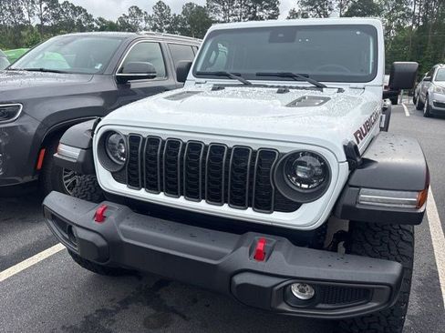 Used 2025 Jeep Wrangler Unlimited Rubicon w/ Convenience Group AWD/4WD image 4