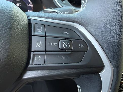 Used 2023 Jeep Grand Cherokee Laredo AWD/4WD image 17