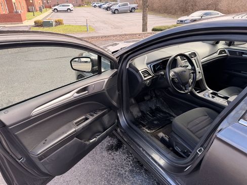 Used 2020 Ford Fusion SE image 10