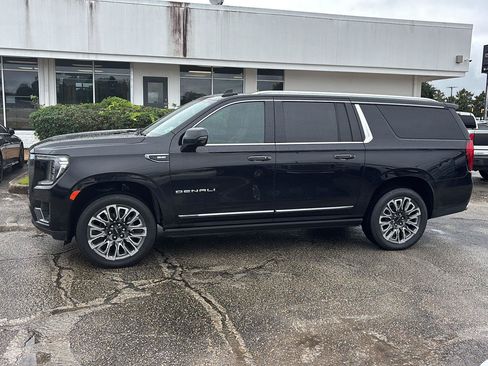 Used 2023 GMC Yukon XL Denali Ultimate AWD/4WD image 4