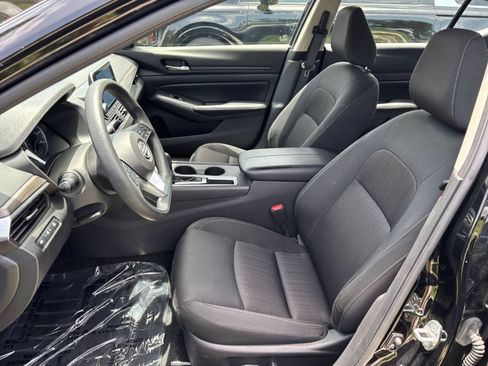 Used 2025 Nissan Altima 2.5 SV FWD image 32