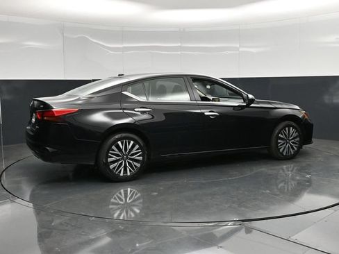 Used 2024 Nissan Altima 2.5 SV AWD/4WD image 3