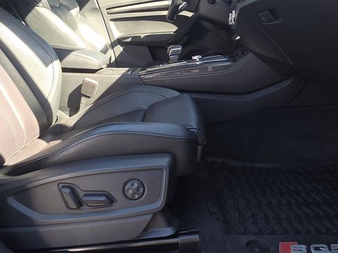Used 2019 Audi SQ5 Prestige w/ Prestige Package image 15