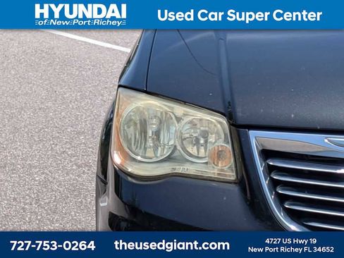 Used 2014 Chrysler Town & Country Touring FWD image 9