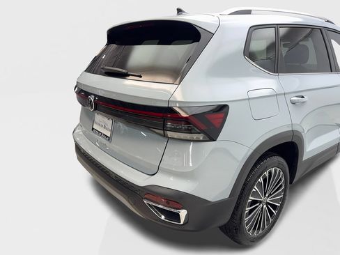 Used 2025 Volkswagen Taos SE FWD image 18