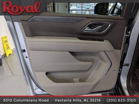 Used 2023 GMC Yukon XL SLT w/ SLT Premium Package image 17