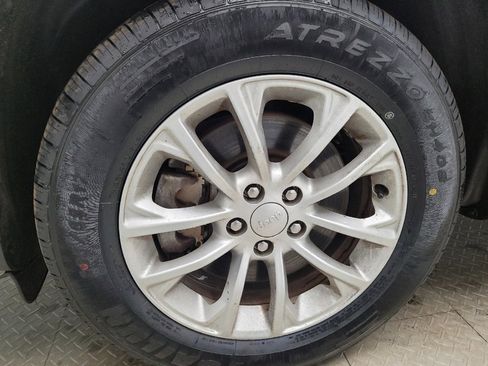 Used 2019 Jeep Cherokee Latitude w/ Cold Weather Group AWD/4WD image 31