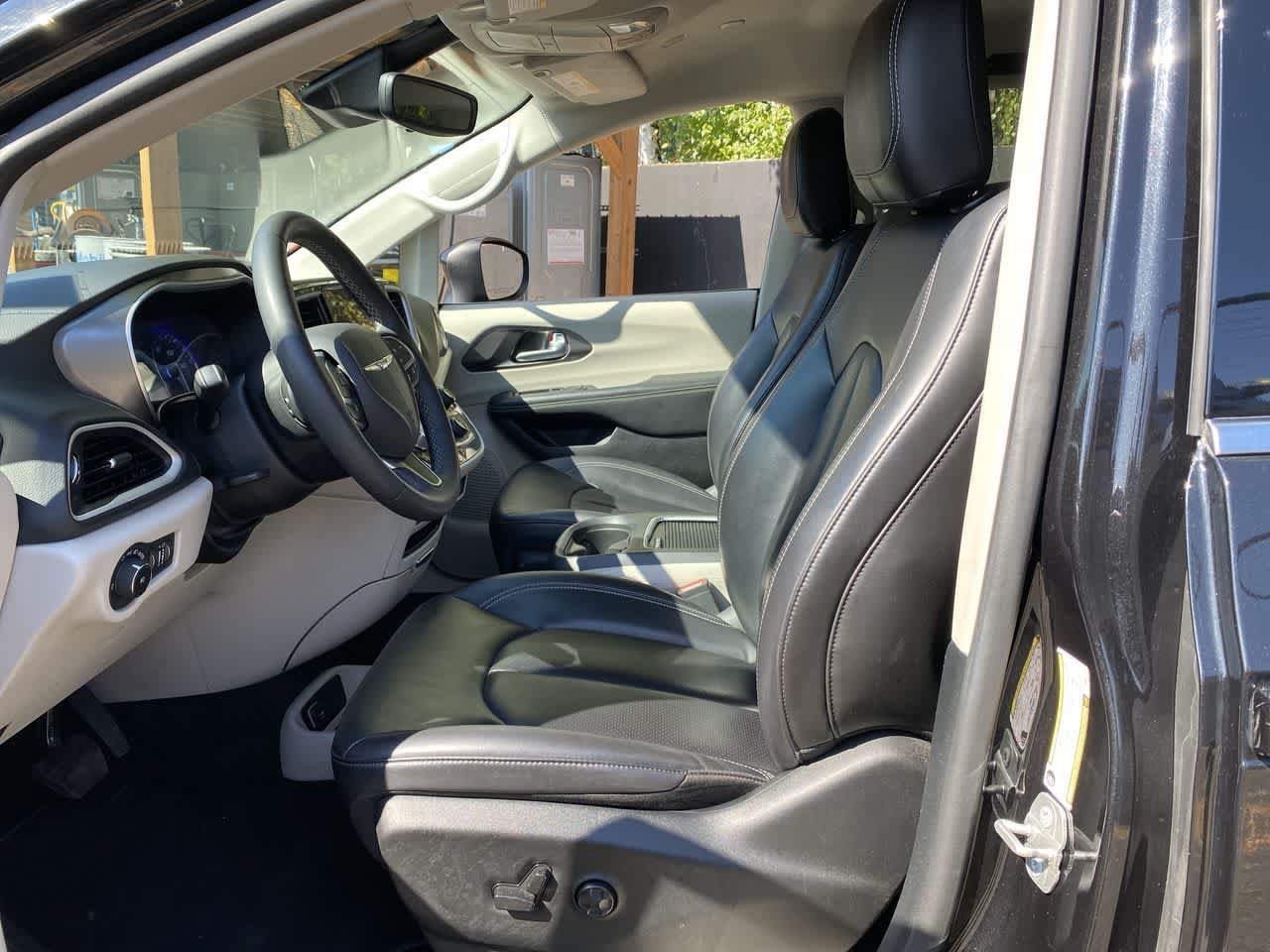 Used 2023 Chrysler Pacifica Touring-L FWD image 13