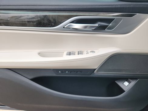 Used 2020 BMW 740i w/ Premium Package image 25