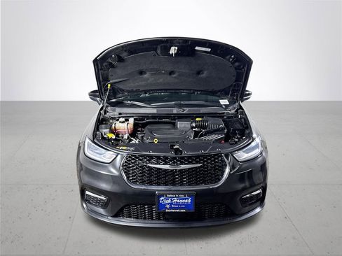 Used 2023 Chrysler Pacifica Touring-L image 20