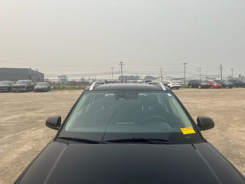 Used 2023 Hyundai Venue SEL FWD image 3
