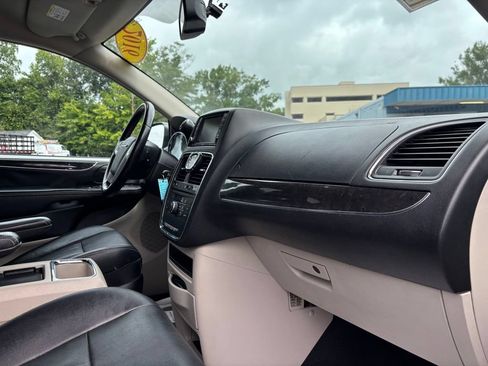 Used 2016 Chrysler Town & Country Touring FWD image 25