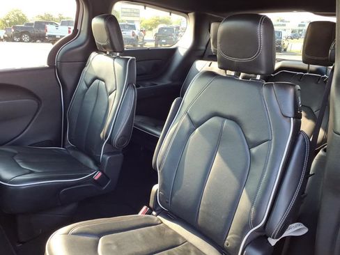 Certified 2025 Chrysler Pacifica Limited FWD image 15