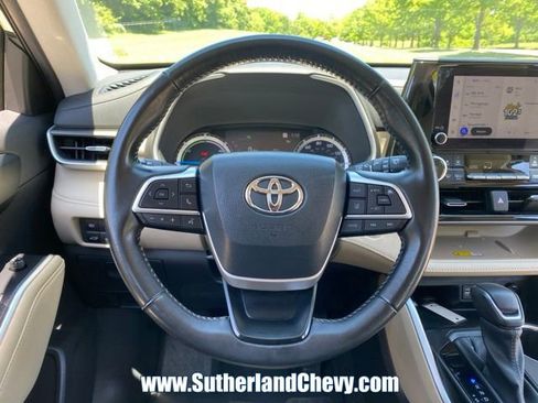 Used 2023 Toyota Highlander XLE AWD/4WD image 20