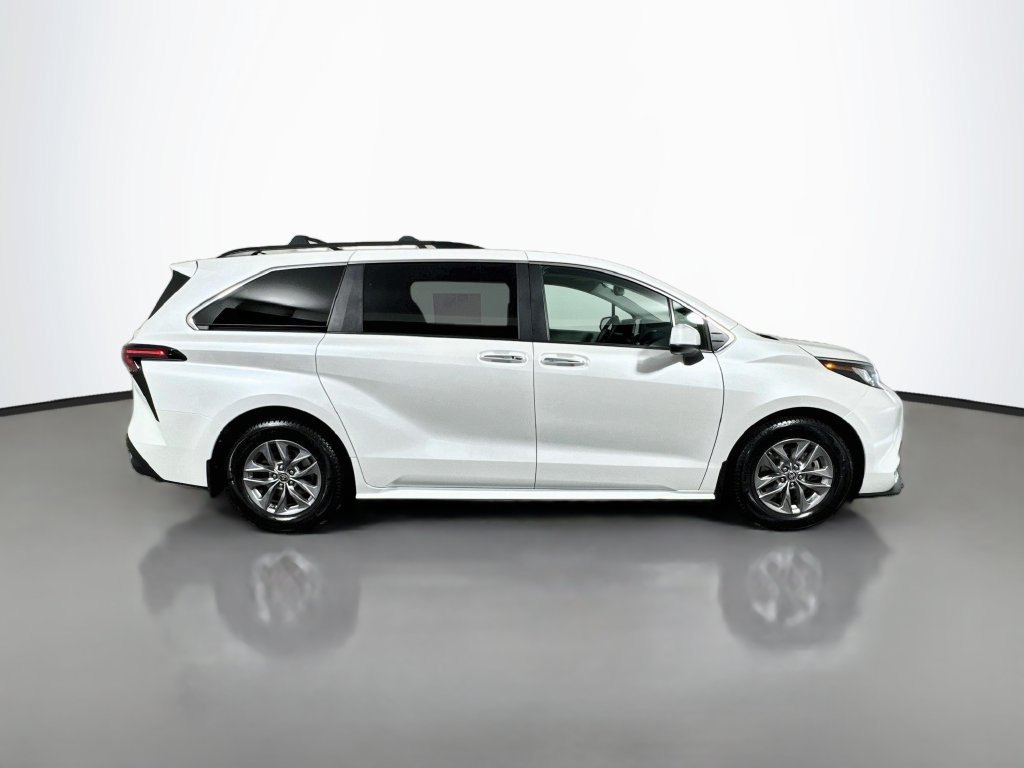 Used 2023 Toyota Sienna XLE AWD/4WD image 9