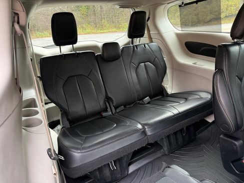 Used 2022 Chrysler Pacifica Touring-L image 21