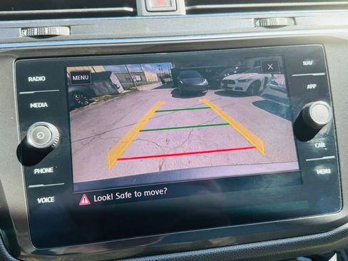 Used 2018 Volkswagen Tiguan SEL FWD image 25