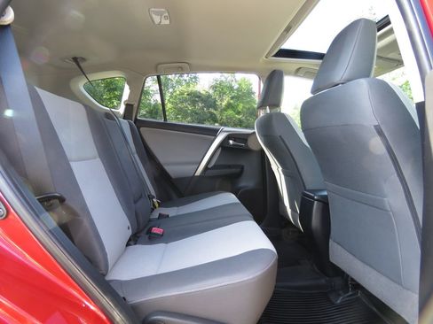 Used 2015 Toyota RAV4 XLE AWD/4WD image 16