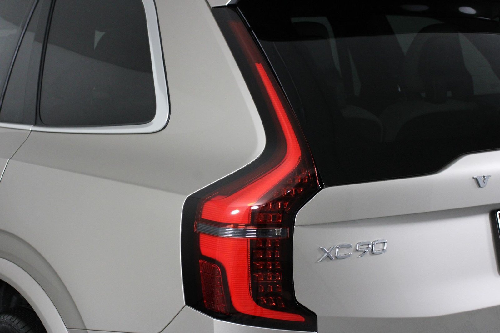 New 2026 Volvo XC90 T8 Plus w/ Protection Package Premier AWD/4WD image 15