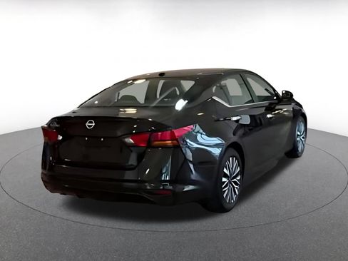Used 2025 Nissan Altima 2.5 SV FWD image 9