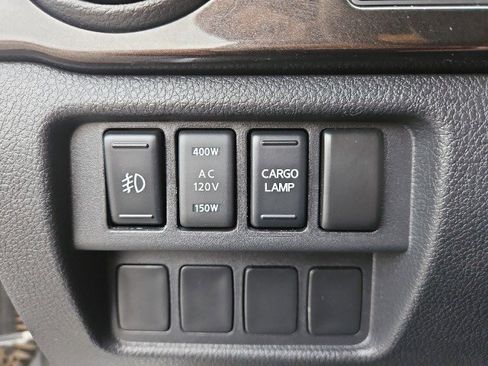 Used 2017 Nissan Titan SV image 15