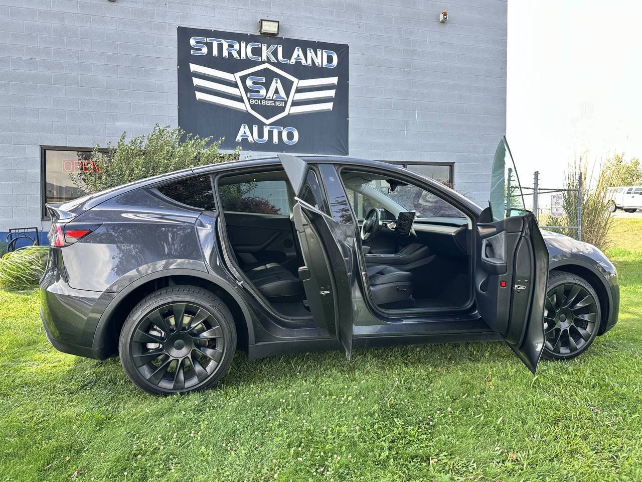 Used 2024 Tesla Model Y Long Range AWD/4WD image 27