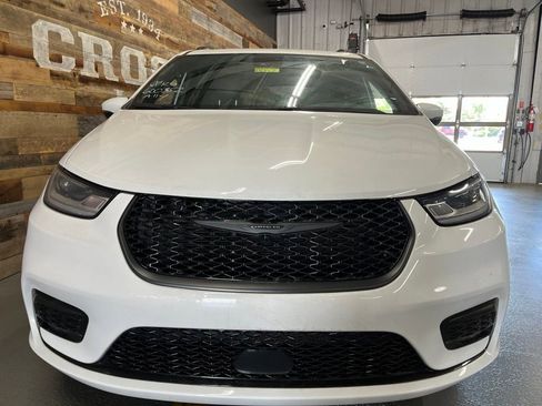 Used 2023 Chrysler Pacifica Touring-L w/ S Appearance Package AWD/4WD image 16