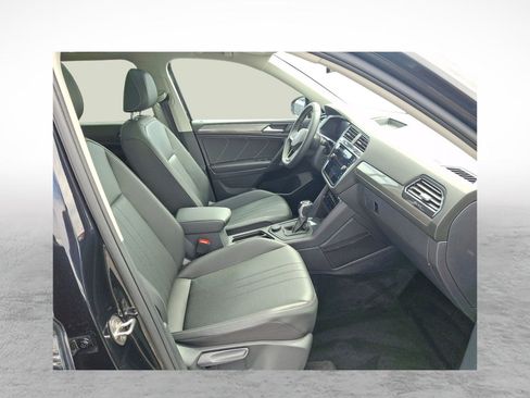 Used 2023 Volkswagen Tiguan SE image 11