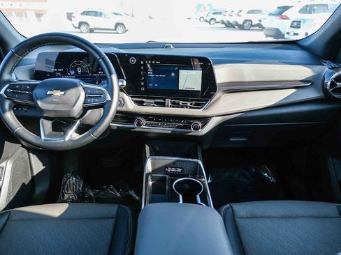 Used 2025 Chevrolet Equinox LT w/ Convenience Package II AWD/4WD image 11