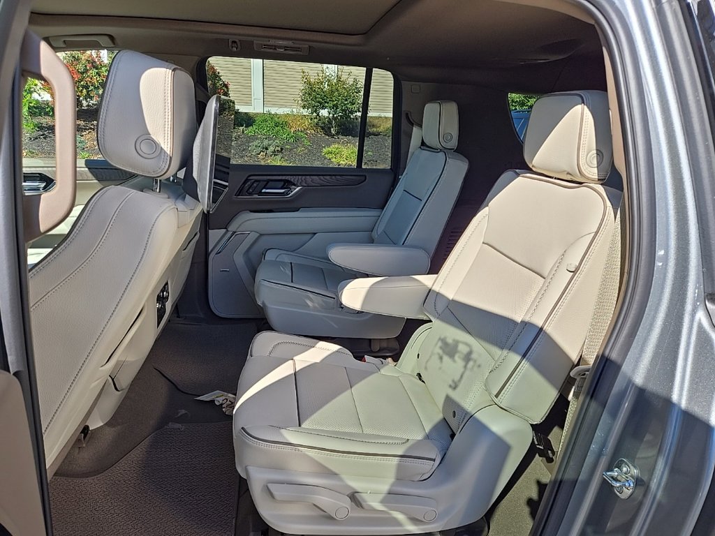 Used 2025 GMC Yukon XL Denali w/ Advanced Technology Package AWD/4WD image 14